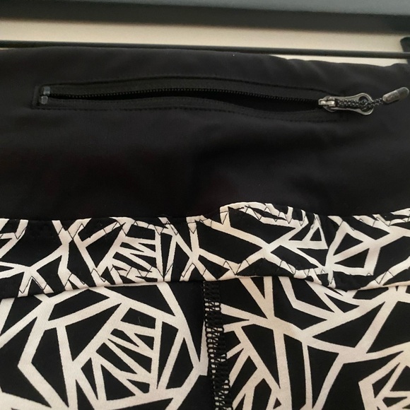 Lululemon Women's Crop Legging Size 2 Black & White - Picture 8 of 9